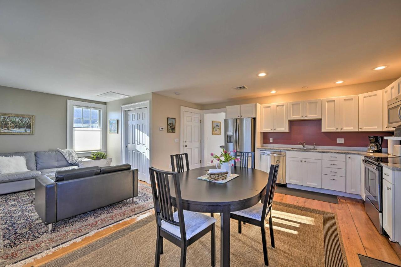 Bright Apartment - Half Mi To Greenport Harbor! Exterior photo