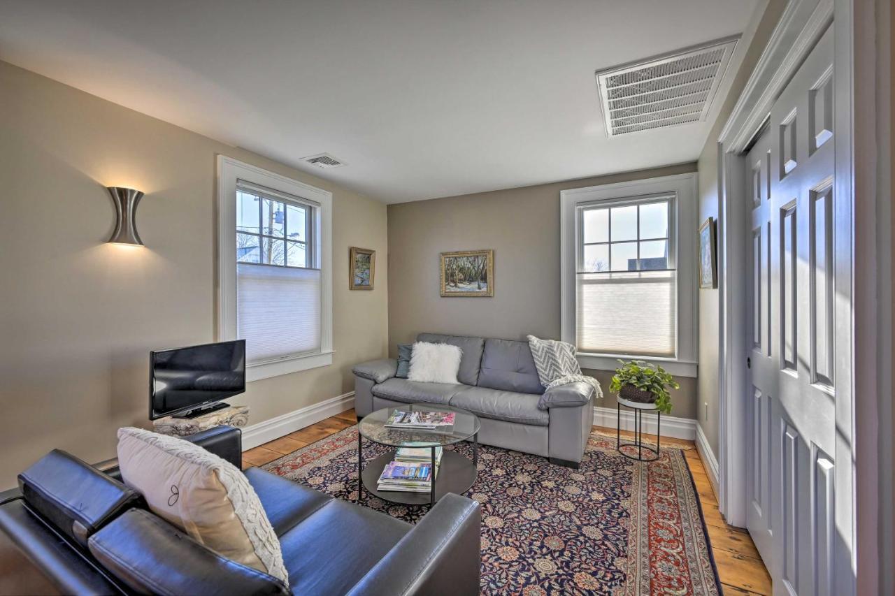Bright Apartment - Half Mi To Greenport Harbor! Exterior photo