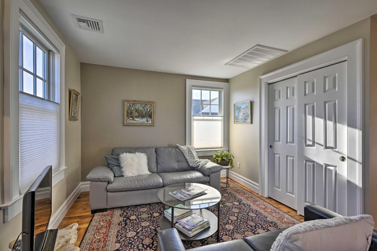 Bright Apartment - Half Mi To Greenport Harbor! Exterior photo