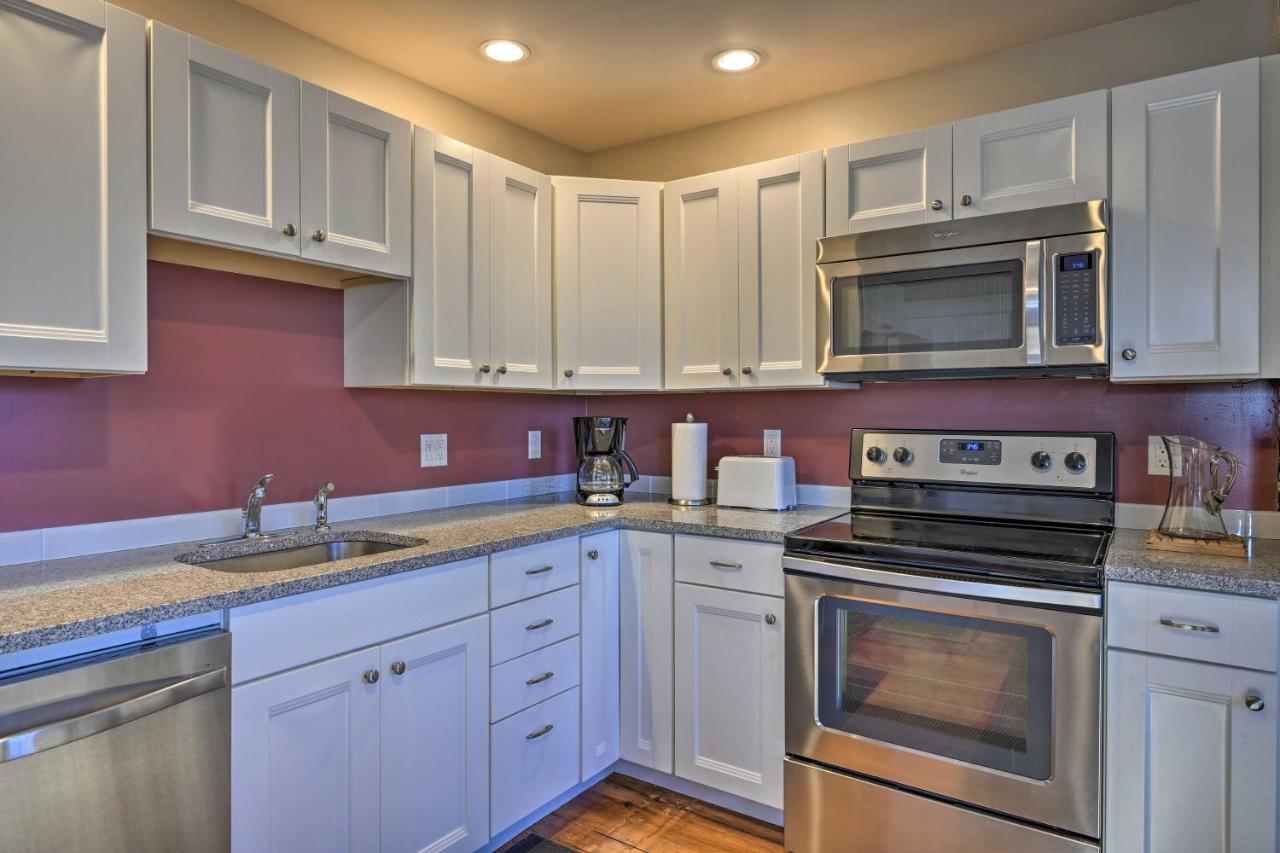 Bright Apartment - Half Mi To Greenport Harbor! Exterior photo