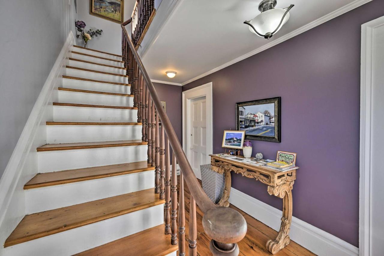 Bright Apartment - Half Mi To Greenport Harbor! Exterior photo